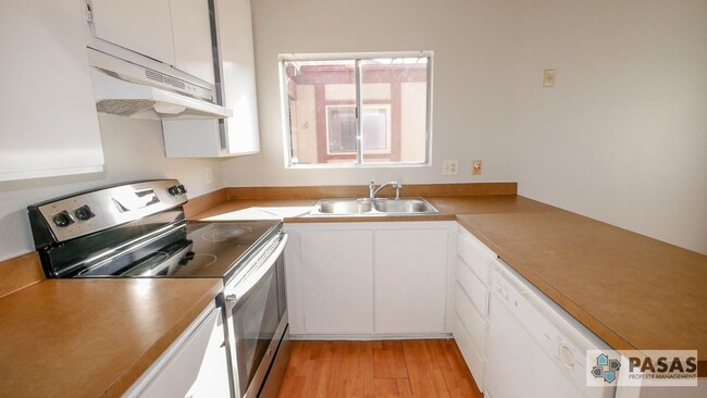 Foto del edificio - 2nd Floor 3 bed/2 bath Condo!