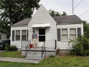 Building Photo - 904 Cabell Dr