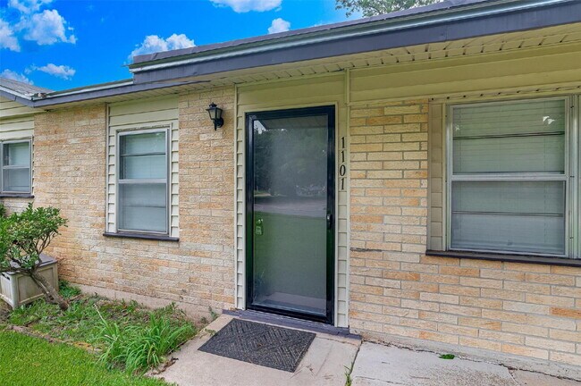 Building Photo - 1101 Shirley Ln