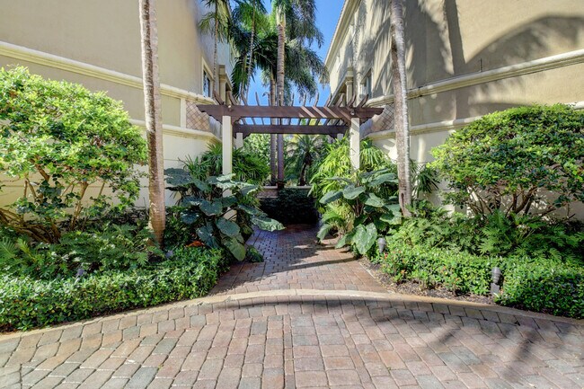 Building Photo - 921 Osceola Dr