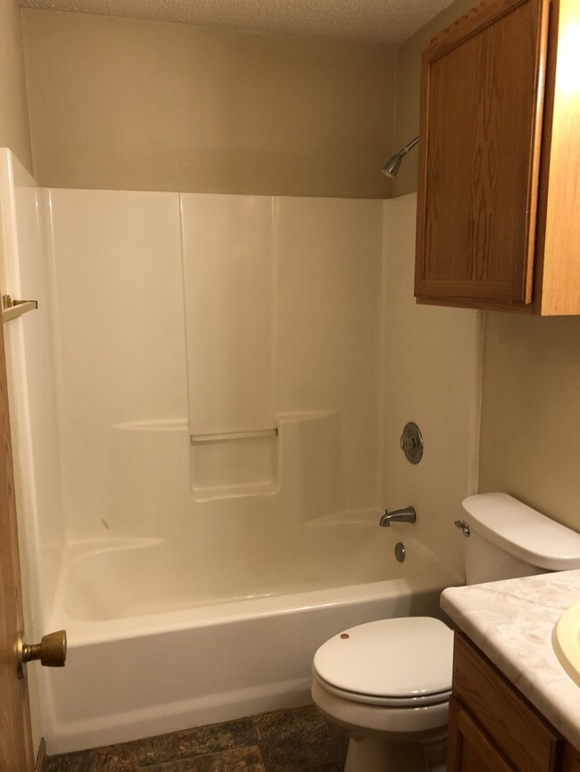 Building Photo - 2 Bedroom 1 Bath Unit Available in 4-Plex