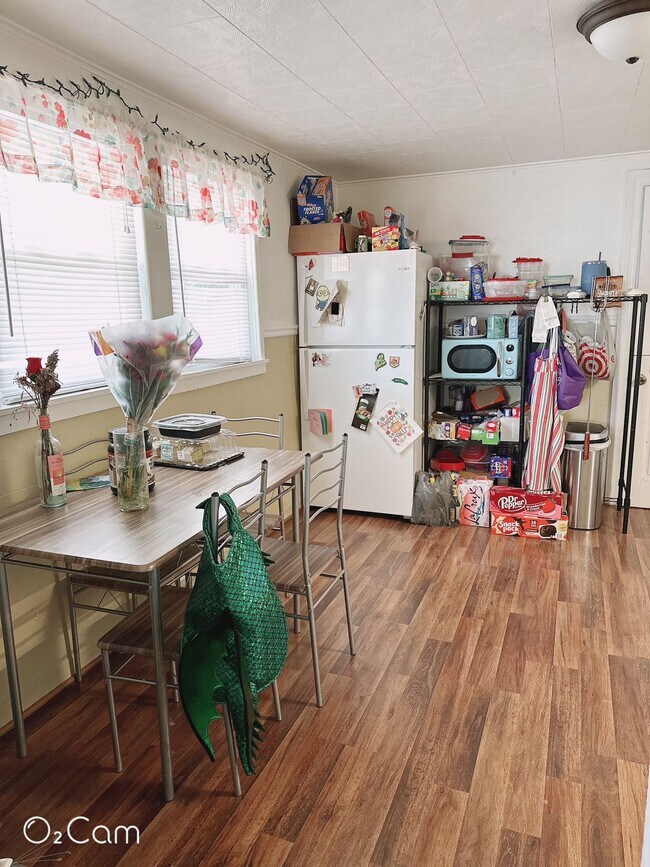 Dining area - 2320 W Euclid Ave