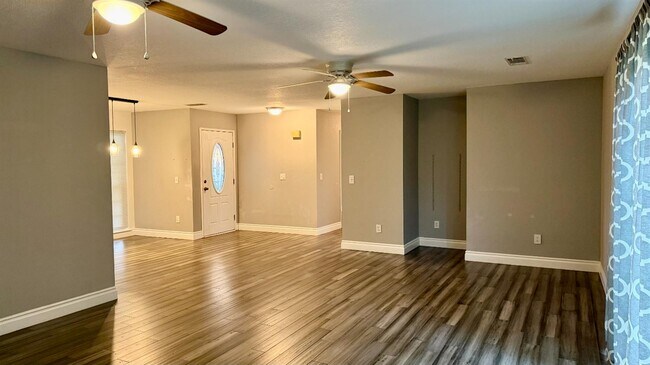 Foto del edificio - 2123 Cottonwood Ct