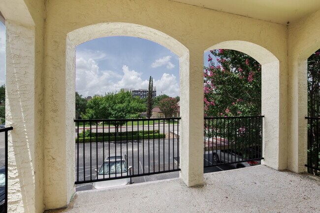 Building Photo - 8702 Village Dr