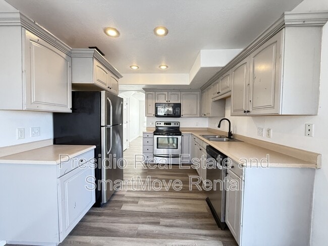 Building Photo - 5601 4015 W