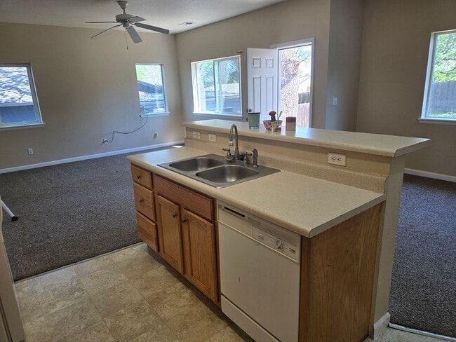 Building Photo - Three-bedroom condo in Denver boasts a lar...