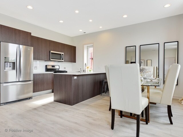 Building Photo - 6533 W Dickens Ave