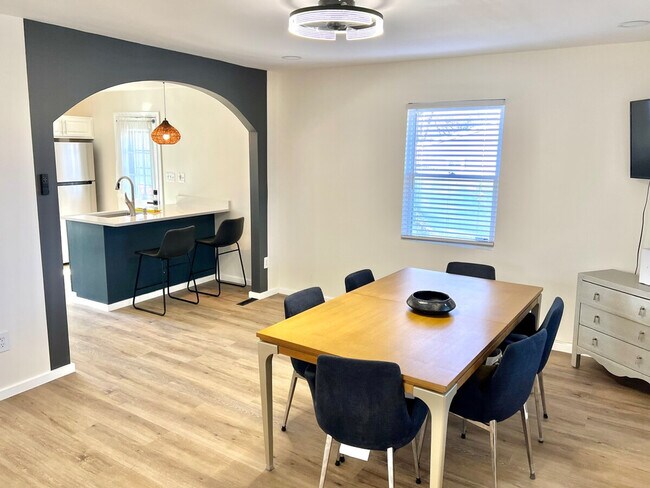 Foto del edificio - 6112 Modupeola Way