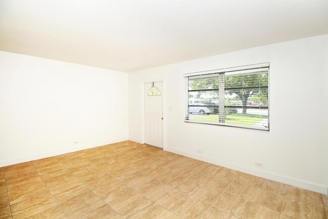 Foto del edificio - 630 Prosperity Farms Rd