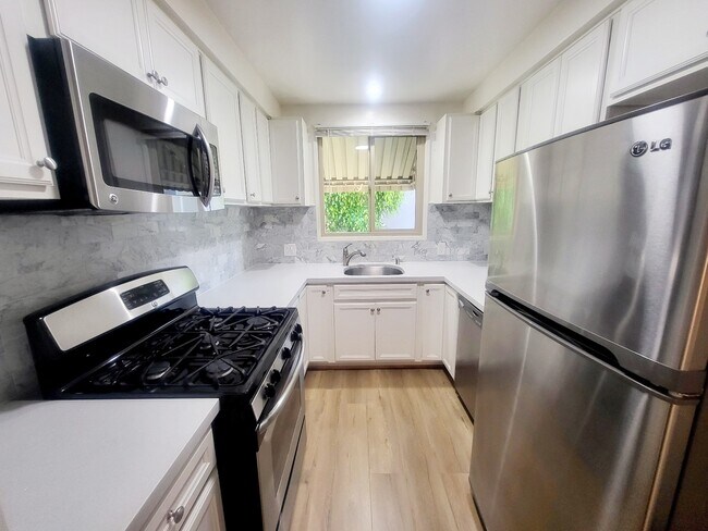 Building Photo - 450 S Rexford Dr