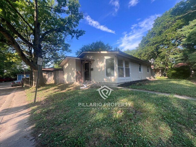 Building Photo - Silver Maple Beauty 3 Bed / 1 Bath Only $1...