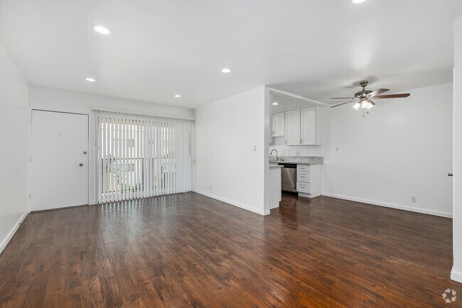 1 habitación, 1 baño - 750 pies cuadrados - Sala de estar - 7550 Fountain Ave
