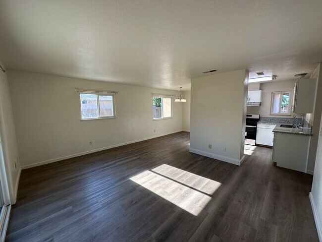 Foto del edificio - 2631 Dobbins Ln