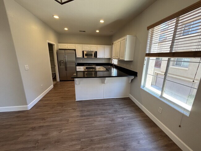 Foto del edificio - 3 Bed 3.5 Bath Summerlin - MOVE IN SPECIAL