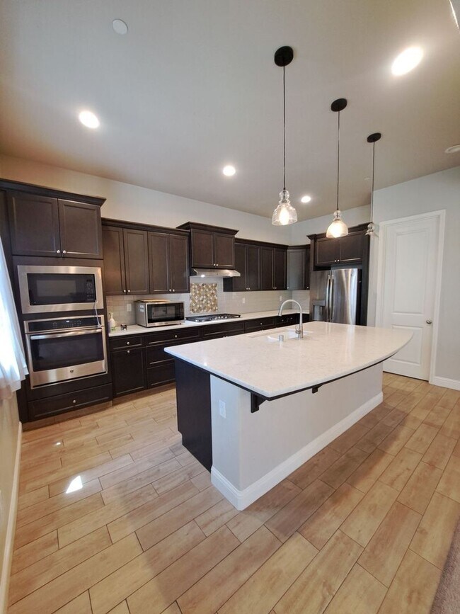 Foto del edificio - Now Available: 2-Story Clovis Home with 4 ...