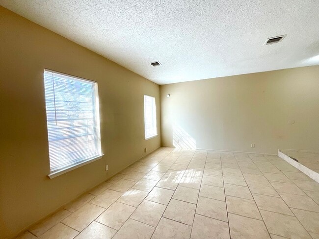 Building Photo - **APPLICATION RECEIVED** AVAILABLE NOW! 2 Bedroom / 1 Bath Home Near Randolph AFB!