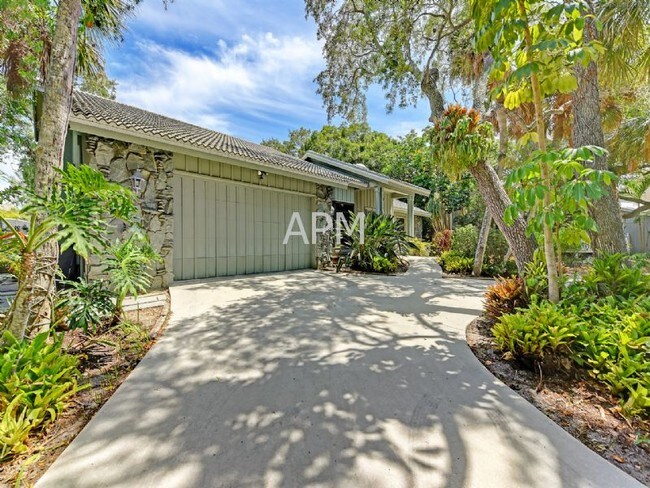Building Photo - Tropical paradise near #1 rated Siesta Beach!