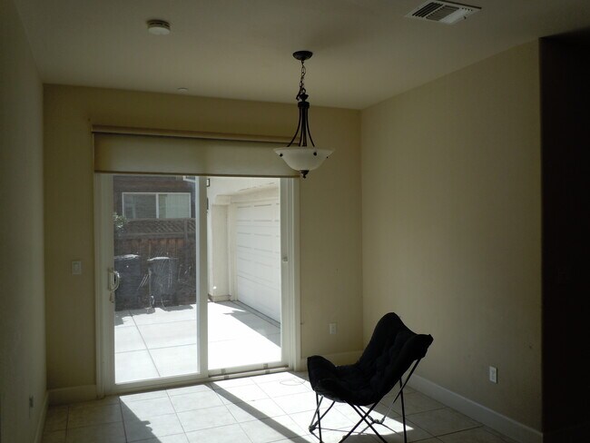Foto del edificio - 537 W Esplanade Dr