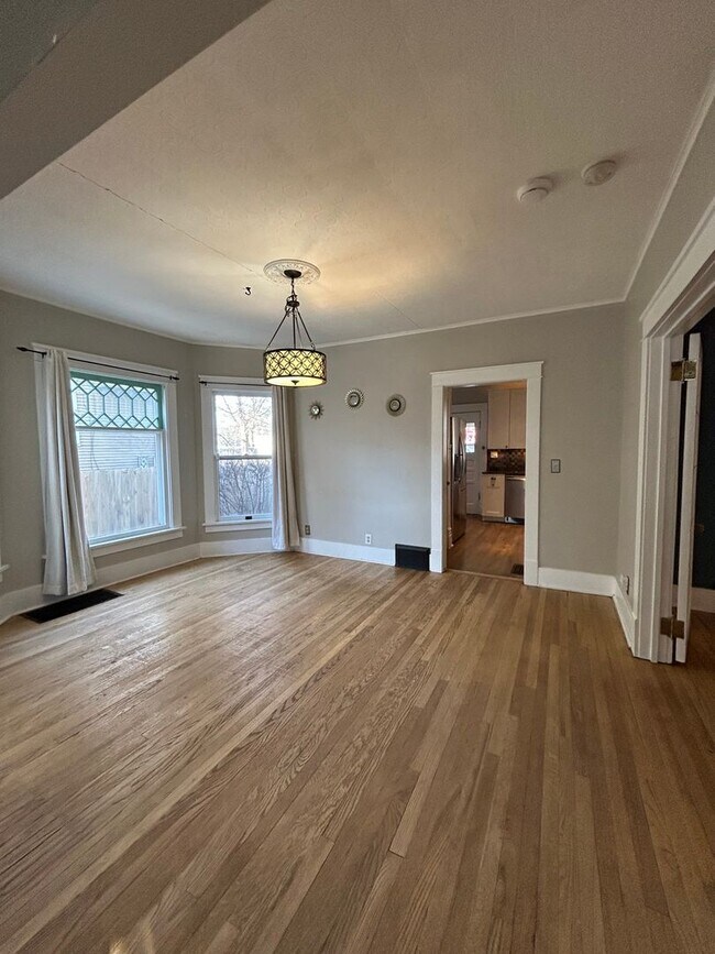 Building Photo - 616 S 32nd Ave