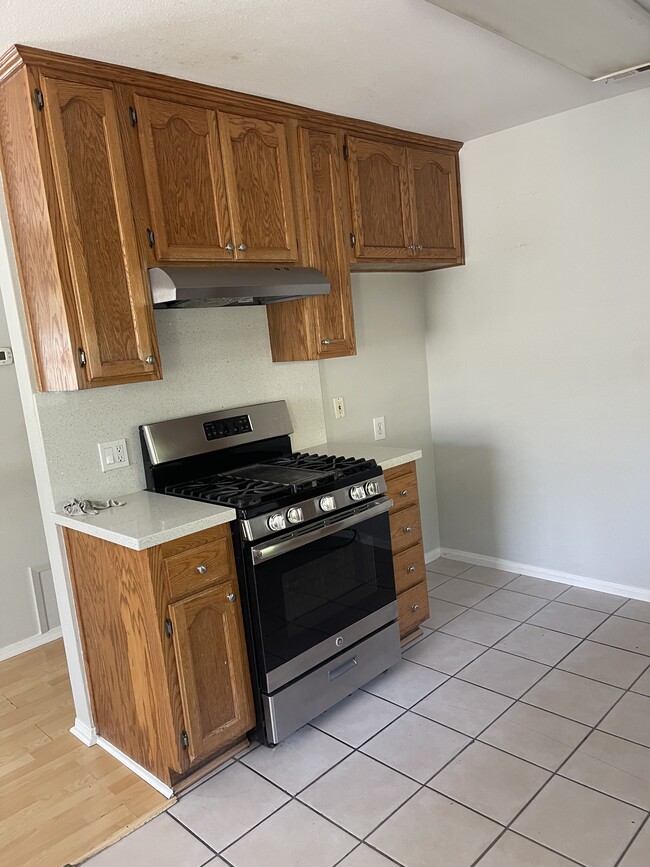 Foto del edificio - 1785 N Oxford Ave