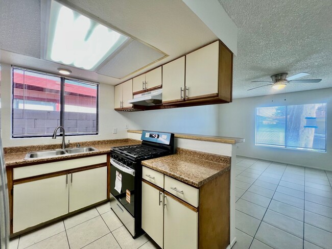 Building Photo - AVAILABLE NOW!!! 2 Bedroom / 2 Bath Apartment in Cathedral City!