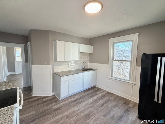 Building Photo - 696 Main St