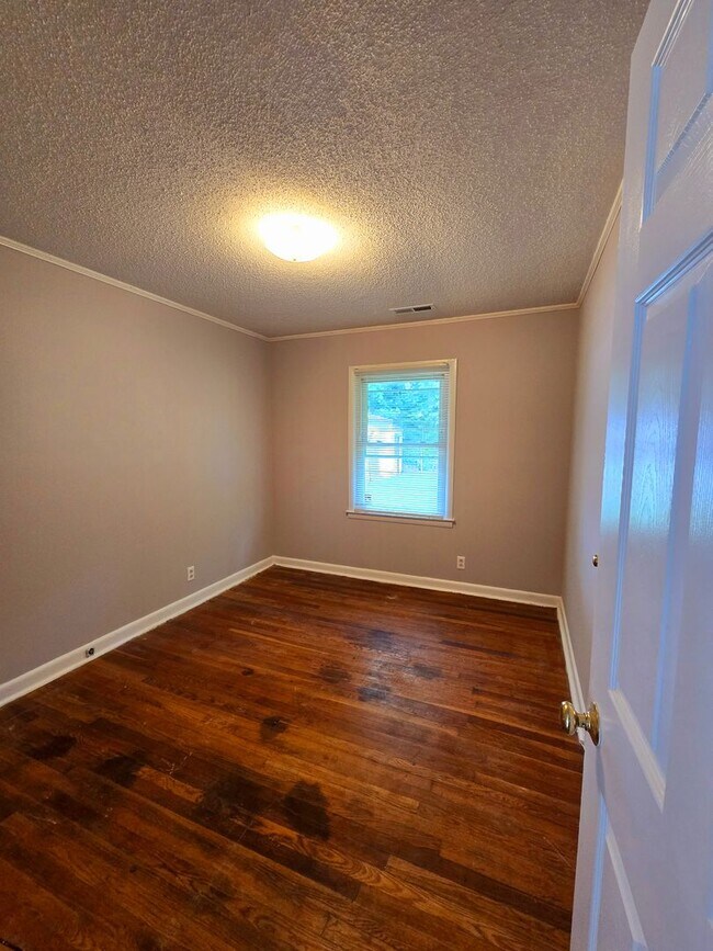 Building Photo - Must See 3 Bedroom Home Available for Imme...