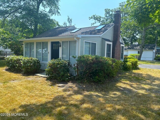 Building Photo - 917 4th Ave