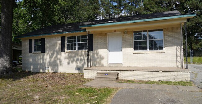 Building Photo - Charming Home in Ideal Location!