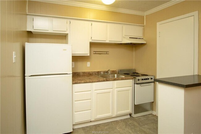Building Photo - 1402 Holleman Dr