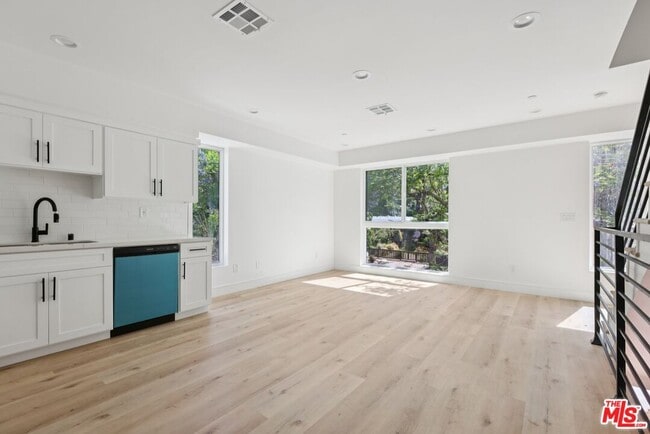 Building Photo - 2111 Holly Dr