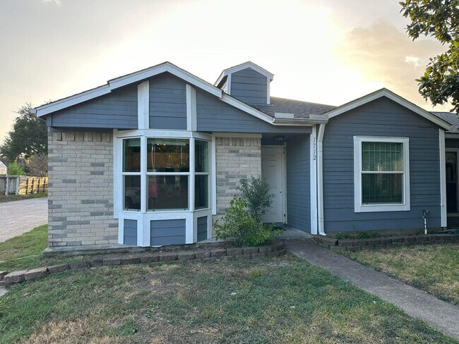 Foto del edificio - 1712 Harrison Ct