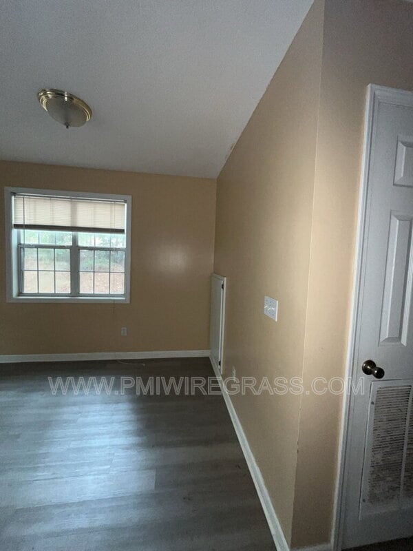 Building Photo - 127 Pineridge Dr
