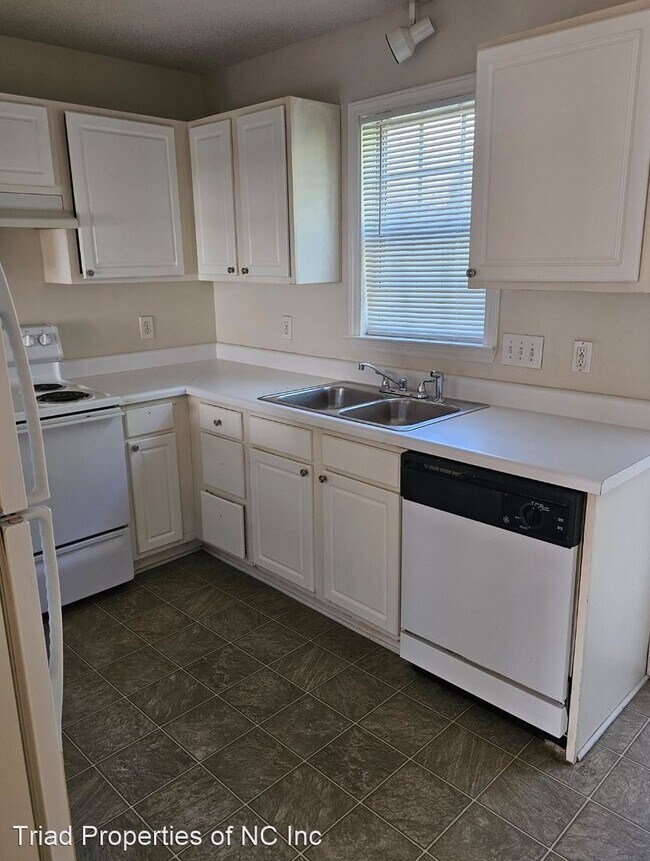 Building Photo - 2 br, 1 bath House - 29 Portside Court