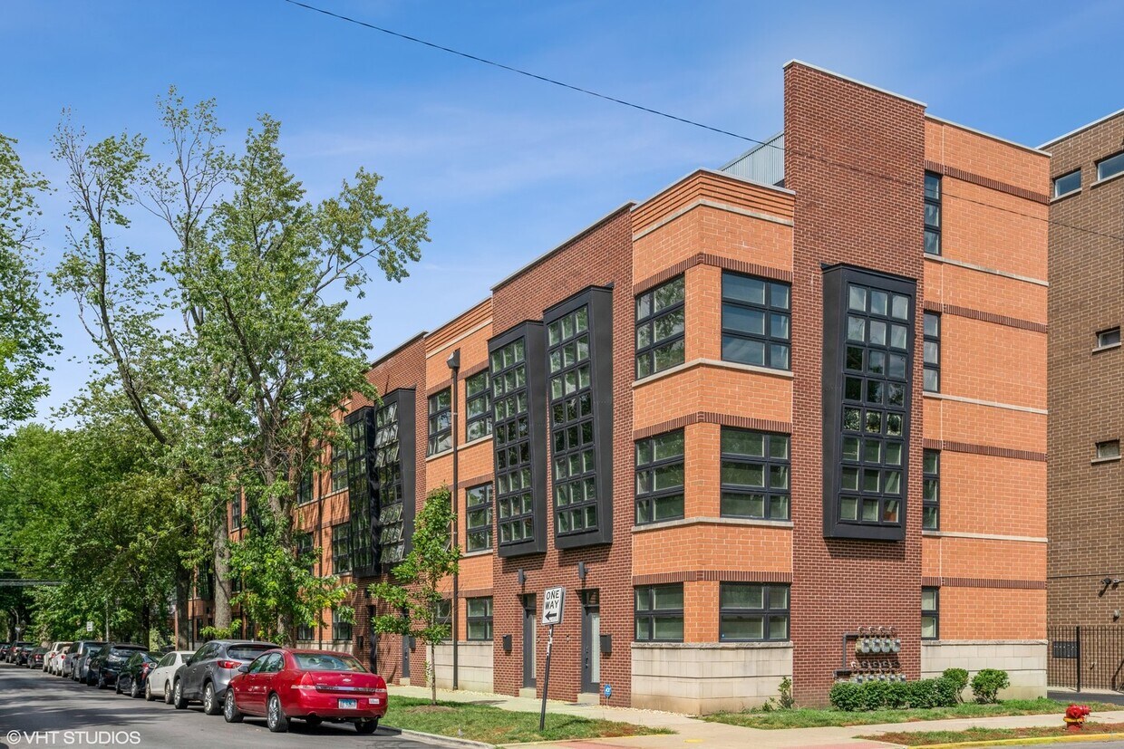 Primary Photo - 7217 N Oakley Ave