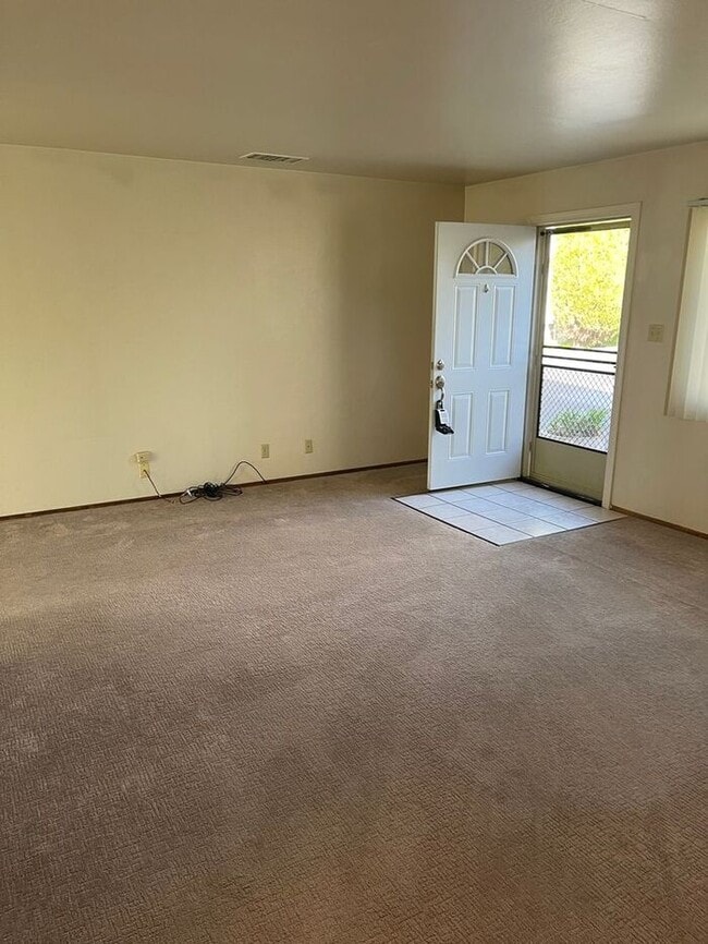 Building Photo - 2 bedroom 1 bath unit in Castro Valley