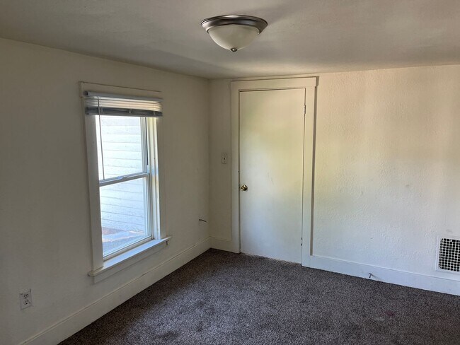 Building Photo - SPACIOUS 4 BEDROOM HOME READY TO WELCOME YOU
