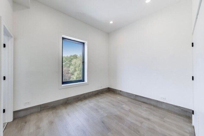 Foto del edificio - 2023 N Drake Ave