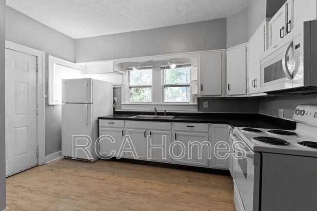 Building Photo - 2948 N Park Ave