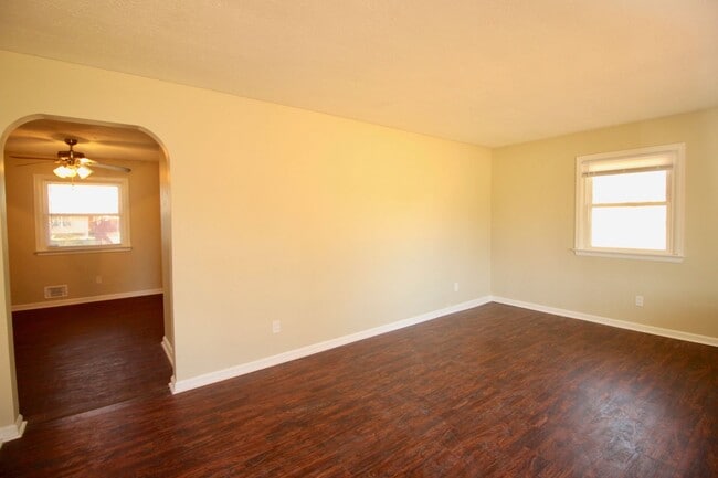 Building Photo - Super 3-brm stone ranch with basement in e...
