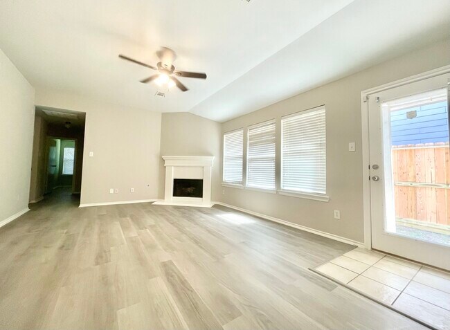 Foto del edificio - 5723 Wandering Creek Dr