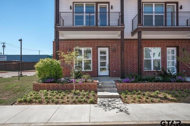 Building Photo - 522 W Erwin St