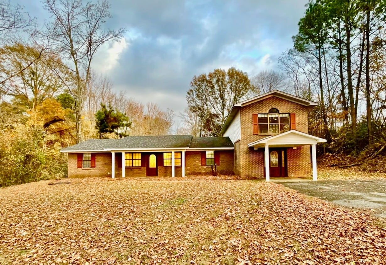 Primary Photo - Large 4 Bedroom House