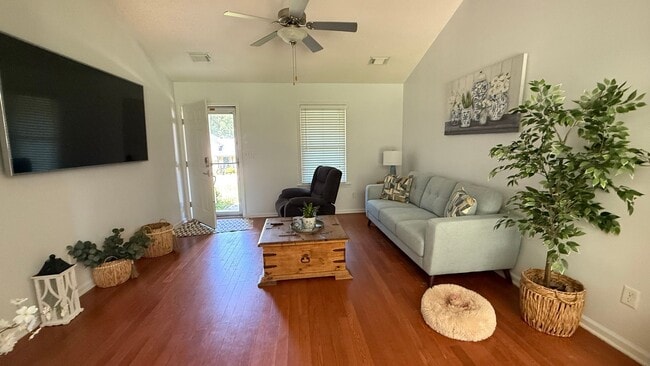 Building Photo - For Rent – Fully Furnished 3 Bedroom, 2 Ba...