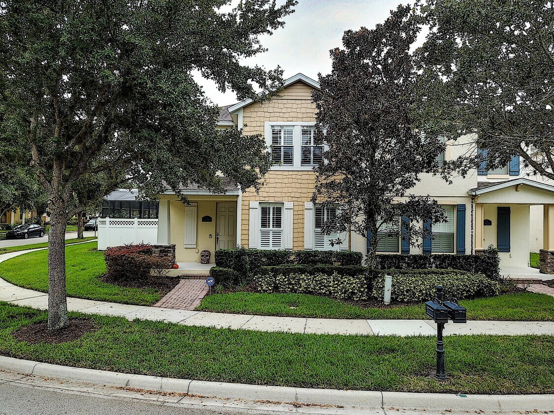 Foto principal - Gorgeous 4-Bedroom, 3-Bathroom Town Home w...
