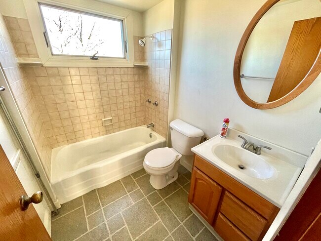Bathroom - 2531 Maple Grove Ave