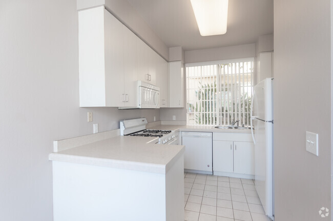 2BR,2.5BA-1200SF- Kitchen - 4311 Alcove Ave