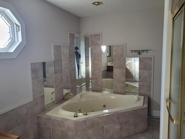 Building Photo - 245 Marengo Dr