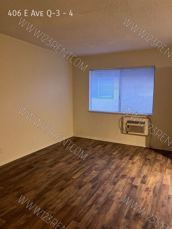 Foto del edificio - EAST PALMDALE 2BD/ 1 BATH 2ND FLOOR APT