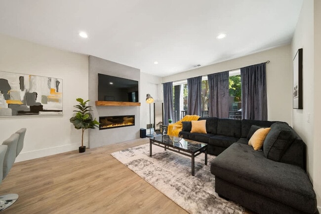 Building Photo - 2110 W Washington Blvd